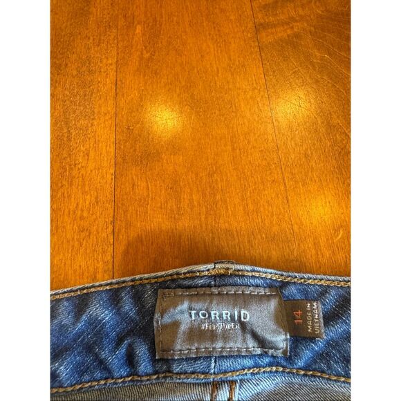 Torrid Distressed Denim Shorts Womens Size 14 Raw Hem Cutoff Blue Jean Summer - Picture 2 of 3